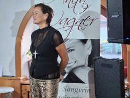 anita vor ihrem roll up 